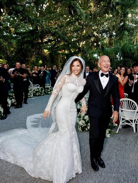 Супруги Безосов