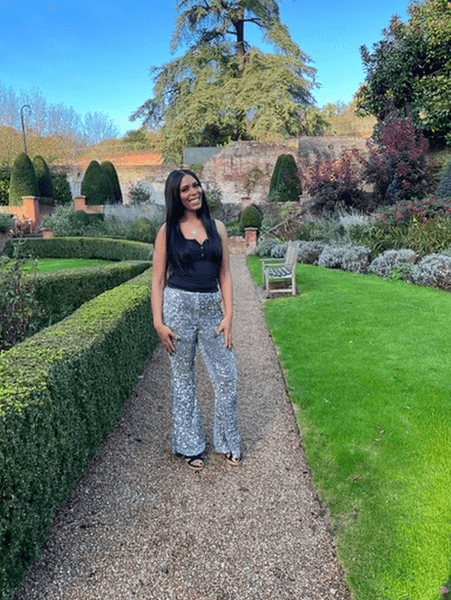 Бизнесвумен из Англии, помогает людям разбогатеть, бизнес в сфере недвижимости, выгнали из школы, исключили, строгие родители