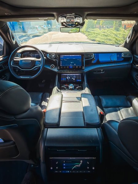 салон Jeep Grand Wagoneer 2022