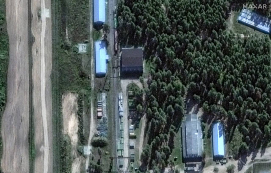 каністри у Октябрському до влучання Удар по РФ, Октябрське, склад, арсенал 23, каністри