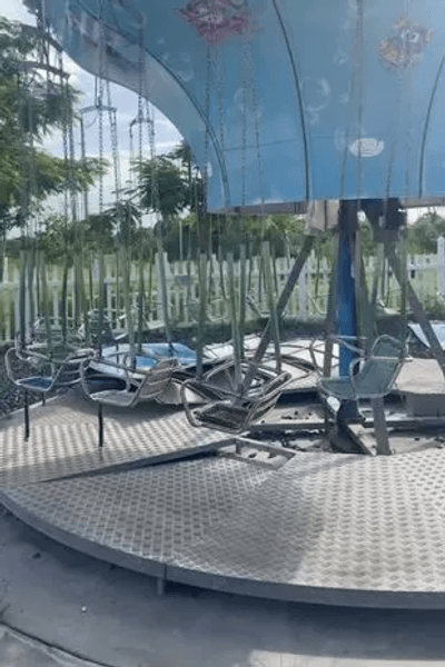 Заброшенный парк развлечений, парк аттракционов, различные аттракционы, блогер, путешествия, старые аттракционы, карусели, качели