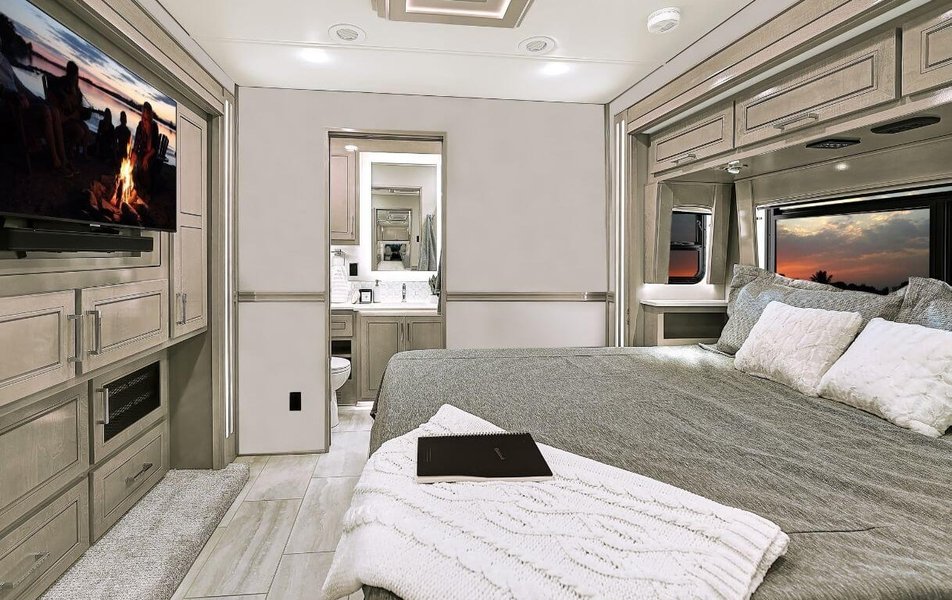 В спальне расположена широкая кровать