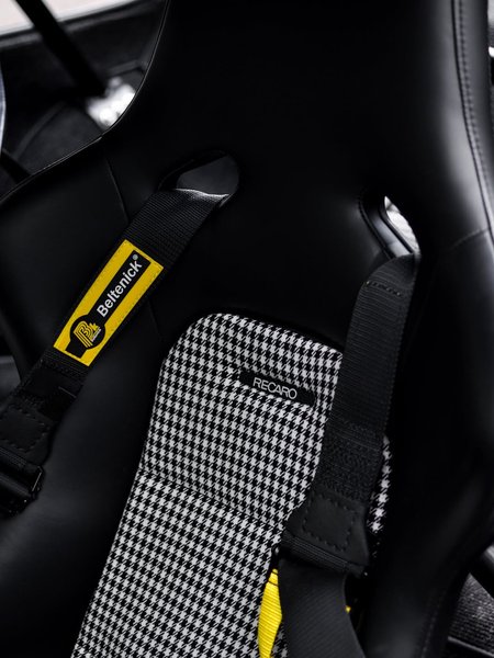 Спорткар отримав спортивні крісла Recaro