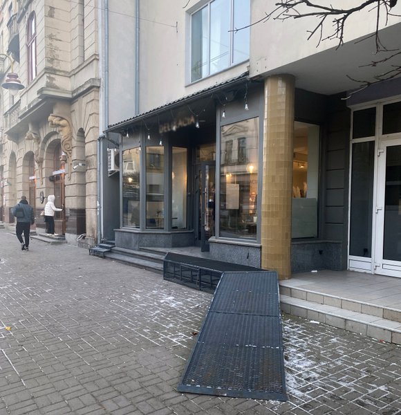 пандусы в Украине, адаптация раненых, раненые бойцы всу, реабилитация бойцов, реабилитация раненых, безбарьерное пространство, доступность для инвалидов, люди с ампутациями, безбарьерность, доступность городов