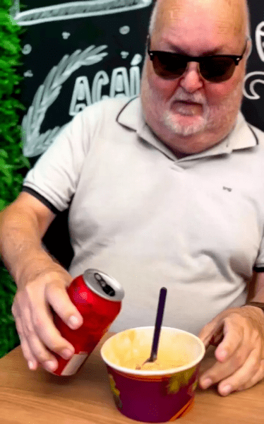 Чоловік 50 років п'є Coca-Cola Coca-Cola, напій, пляшка, стіл, 50 років пив Coca-Cola, газована вода, лежав у лікарні, морозиво, пенсіонер, любить Coca-Cola