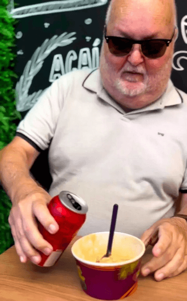 Coca-Cola, напиток, бутылка, стол, 50 лет пил Coca-Cola, газировка, лежал в больнице, мороженое, пенсионер, любит Coca-Cola