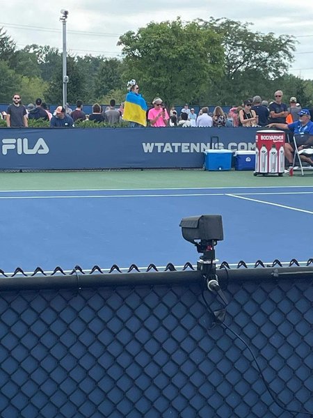 український прапор тенісний матч, фанатка з українським прапором, фанатка з українським прапором цинциннаті