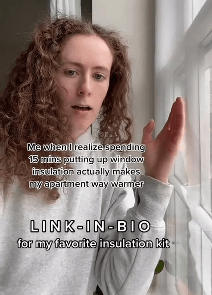 Девушка возле окна, тепло от окна, утепление окна, утепление жилья, экономия денег, счет за отопление, блогерша поделилась секретом