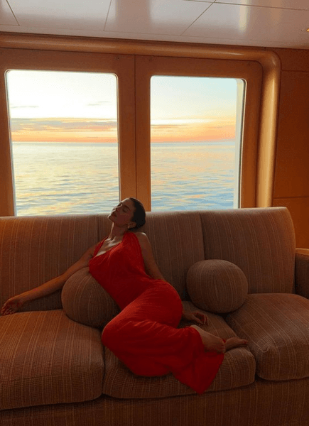 Кайли Дженнер, яхта, диван