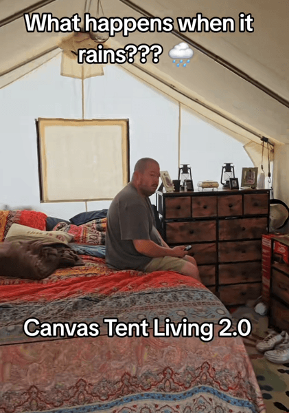 Чоловік у наметі показує, як вони переживають дощ, живучи поза електромережею