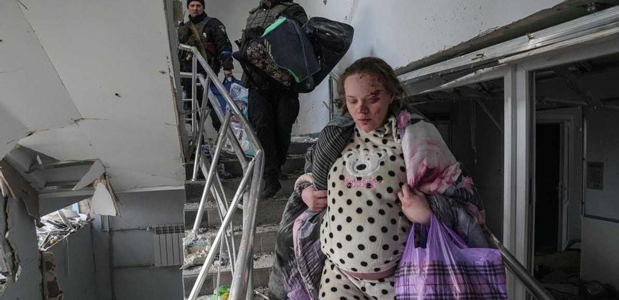 Обстріл пологового будинку в Маріуполі