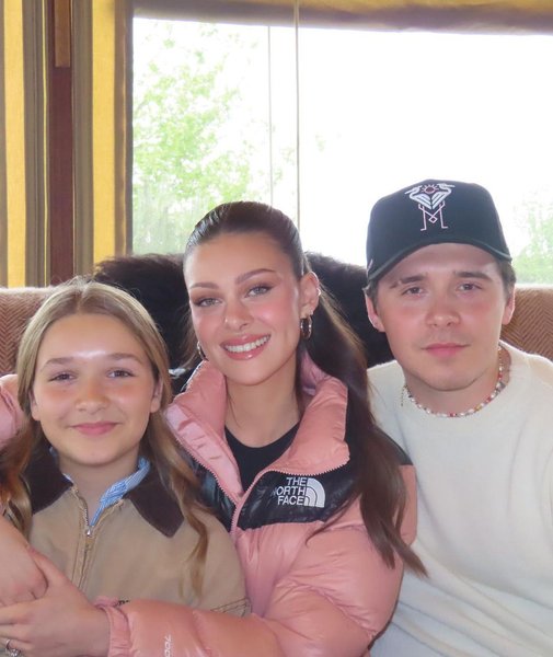 Нікола Пельтц, Бруклін і Гарпер Бекхем