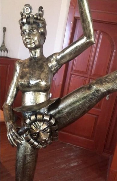 Елизавета II, скульптура, статуя, елизавета II с сосиской