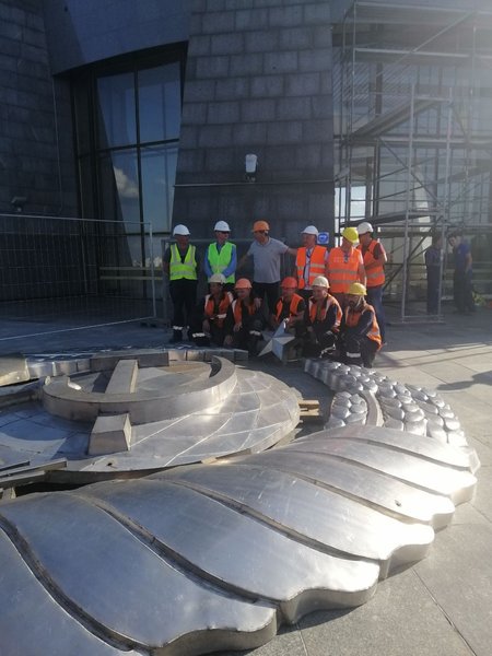 Демонтаж герба СРСР на щиті Батьківщини-матері в Києві