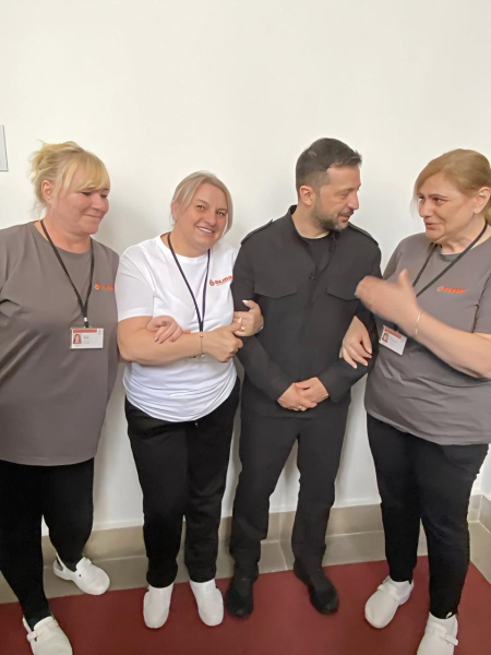 фото Зеленского с украинками в Палате депутатов Зеленский в Чехии, фото, украинки, уборщицы, парламент Чехии