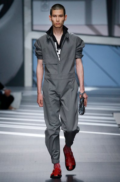 модель в комбинезоне на подиуме, модные тренды 2021, мода осень-зима