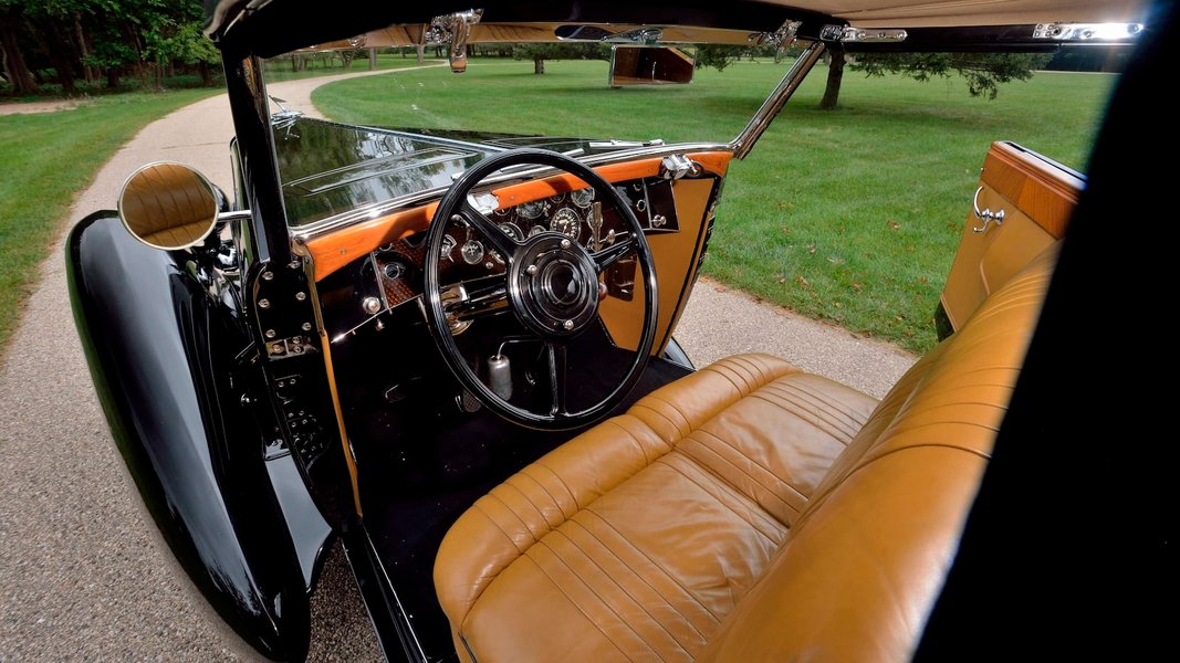 Салон оздоблений шкірою та деревом