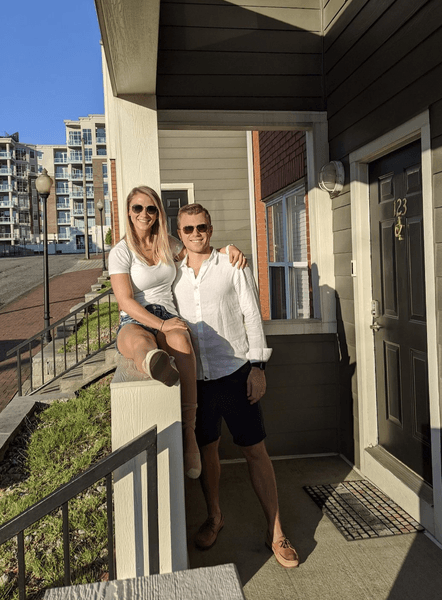 Майкл Элефанте с женой в горах и один из их больших домов для краткосрочной аренды на Airbnb