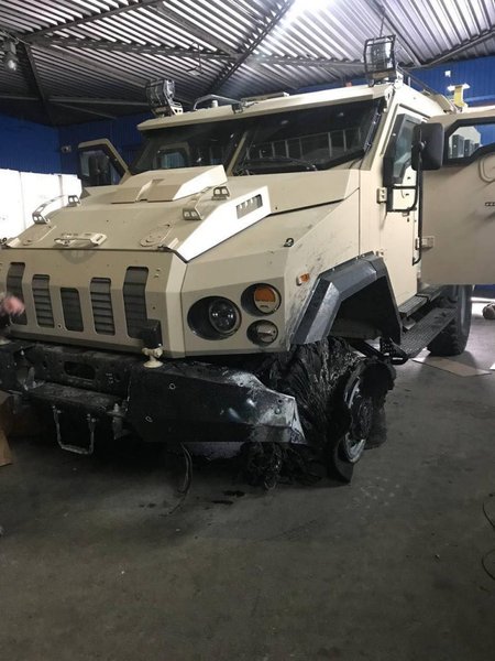 поврежденный броневик