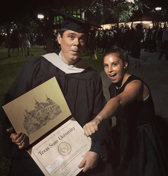 Мужчина потерялся в пустыне, семья потерялась в пустыне, пил из лужи, ел головастиков, под палящим солнцем, нашел воду,