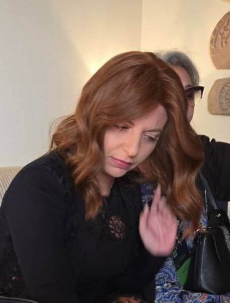 Маргарита Симоньян в перуці