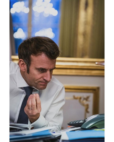 эммануэль макрон страдает, президент франции