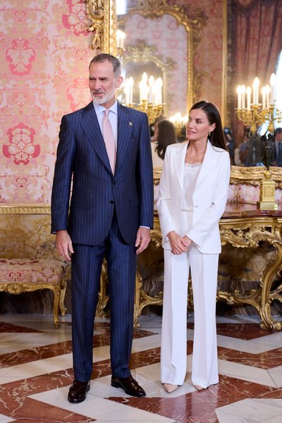 королева летиція білий костюм король філіп білий костюм