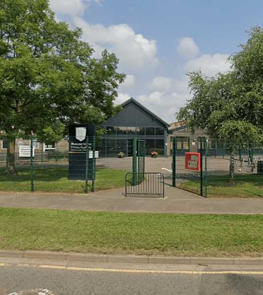 Училище Grantham, учител е уволнен заради TikTok Деца танцуват, танцуват, TikTok, в училище, училище, учител уволнен, TikTok забранен, съд, учител заведе дело, писа на ученик