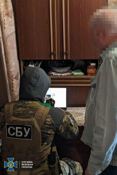 сбу обыск обыск, сбу, ноутбук, человек, мужчина