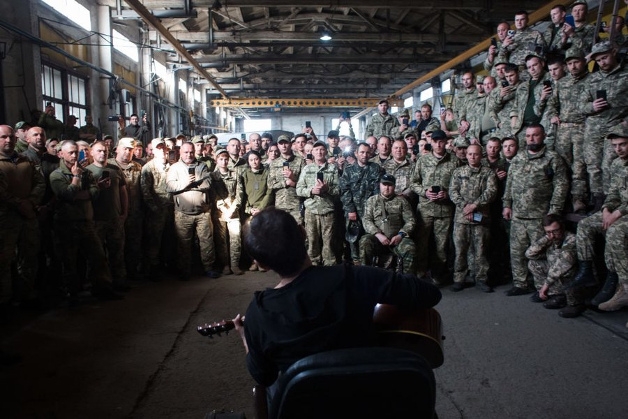 Виступ перед бійцями на сході України
