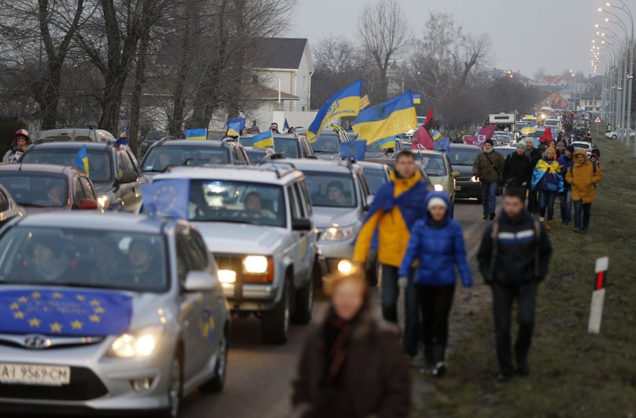29 декабря 2013 года. Сотни водителей без прав и несколько сгоревших авто — такие последствия для тех, кто решает поехать протестовать к дому Виктора Януковича в Межигорье. Патрульные под копирку составляют протоколы, судьи выносят одинаковые решения.