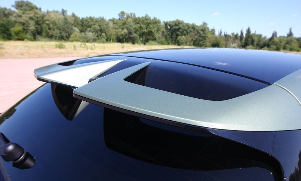 На крыше установлен двойной спойлер