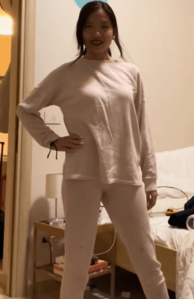 Стюардесса, униформа, стюардесса сняла форму, рабочая форма, стюардесса показала пижаму, удобная пижама, одежда стюардессы, бортпроводница