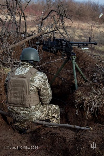 Украинский защитник с пулеметом