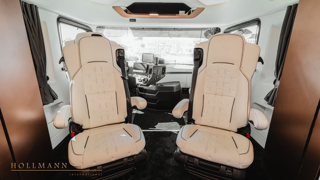 У вітальні встановили поворотні крісла