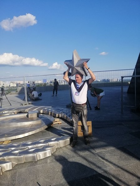 Демонтаж герба СРСР на щиті Батьківщини-матері в Києві