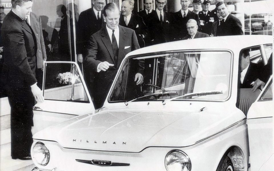 Июль 1963 года: принц Филипп управляет автомобилем Hillman Imp во время открытия завода компании в Линвуде, Ренфрушир