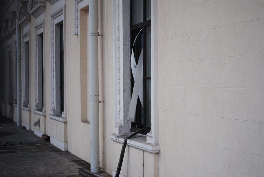 Окно с "Сайгой"? Еще одно место, откуда велся огонь по милиции / Фото: Михаил Багинский