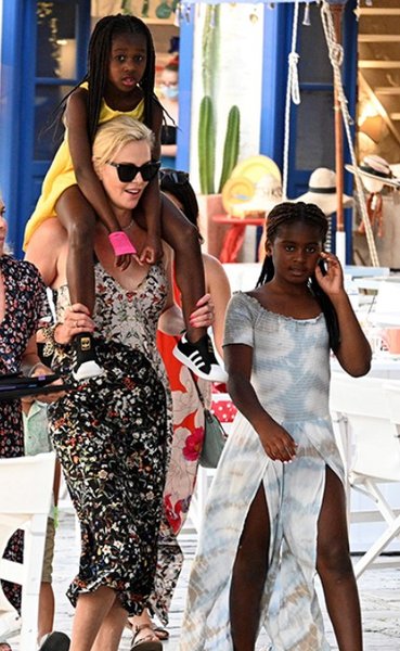 Шарлиз Терон, дети, Греция