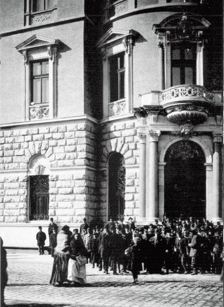 

Толпа возмущенных вкладчиков у входа в Галицкую сберегательную кассу. 19 января 1899 года
