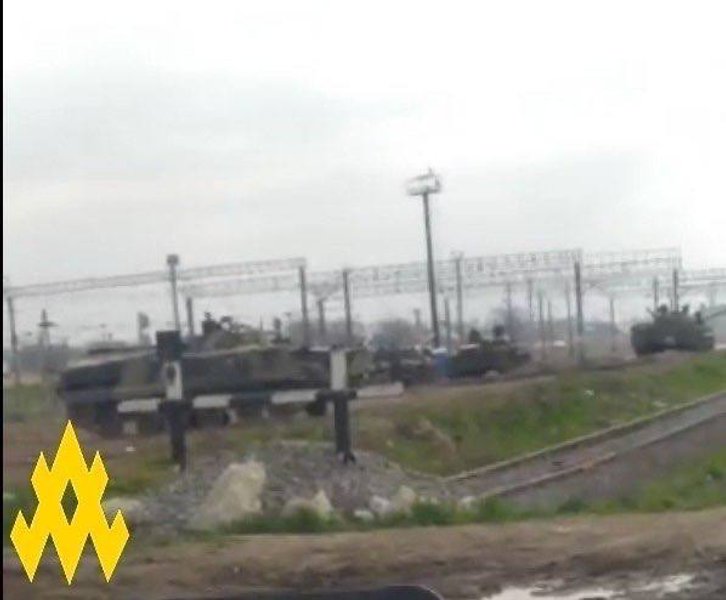 Росія перекидає танки до Криму