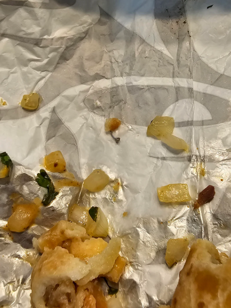 Чоловік знайшов у своїй страві прикрасу з блискучим камінцем, пірсинг у носі, ювелірний виріб у замовленні, курйози