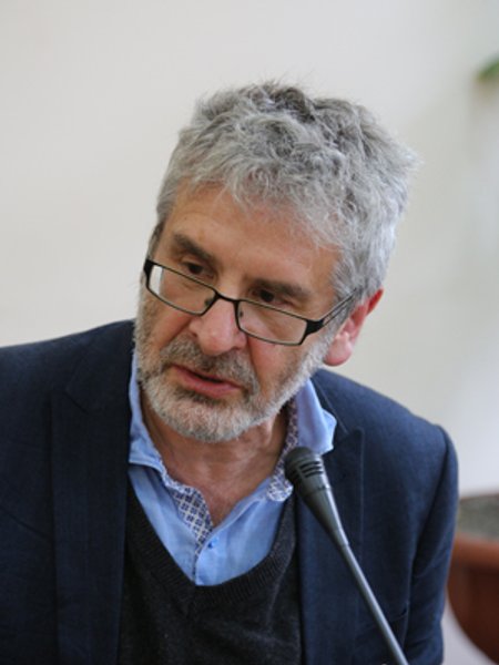 

Александр Эткинд: "Государь и элита никогда — ни в прошлом, когда они верили в свое божественное происхождение, ни сегодня, когда рассуждают о демократии, — не признавались в своих особых интересах. Если их послушать, всегда оказывается, что еще один дворец нужен только потому, что так будет лучше народу"
