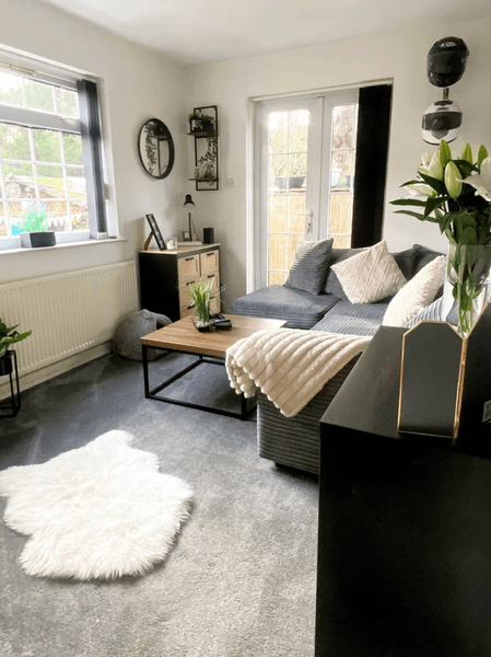 Дівчина показала своє затишне житло в бабусиному саду, яке допомогло їй накопичити гроші на нове житло