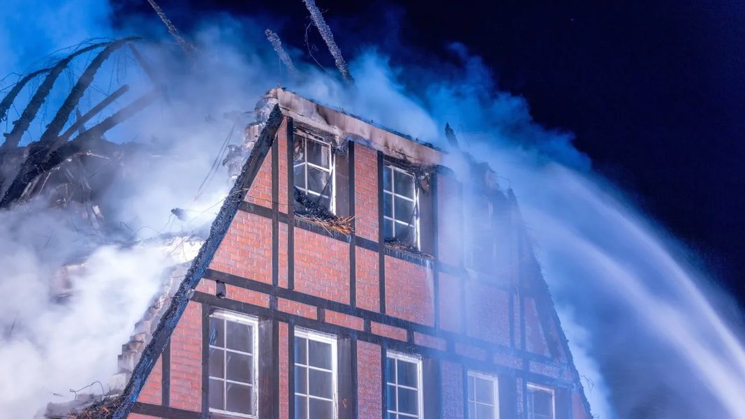 Пожарные тушат горящую гостиницу для беженцев в Германии