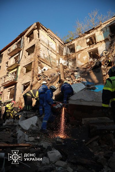 Після обстрілу Києва 23 червня рятувальники розбирають завали у Шевченківському районі