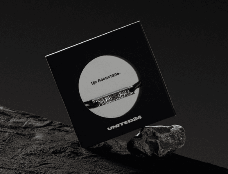 Браслеты от United24 из последней партии металла из "Азовстали" — проект, реализуемый в сотрудничестве с группой "Метинвест" и ювелирным домом SOVA. Как рассказал Фокусу Роман Загорняк, в рамках президентской инициативы United24 перед утверждением каждая коллаборация проходит модерацию координатора проекта и основательницы агентства Gres&Todorchuk Ярославы Гресь, затем подается на утверждение министру цифровой трансформации Украины Михаилу Федорову, и, наконец, и, наконец, получает "зеленый свет" от команды ОПУ