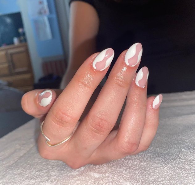 модный маникюр эйфория, модный маникюр, сериал эйфория, алекса деми, мэдди перес, маникюр песочные часы, тренды маникюра 2022