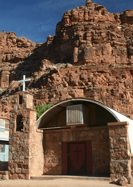 Церква в селі Супай, розташованому на дні Великого каньйону серед червоних скель