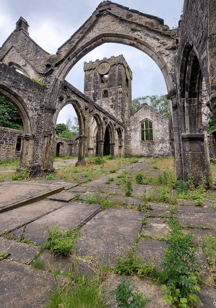 Деревня в Великобритании, застыла во времени, период средневековья, нет машин, современный город, жуткие слухи, деревня с призраками, церковь, руины